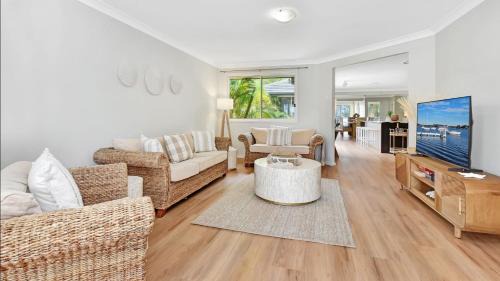 Lake Munmorah House | ChrisTony 5 Bdrm Waterfrnt Cottage