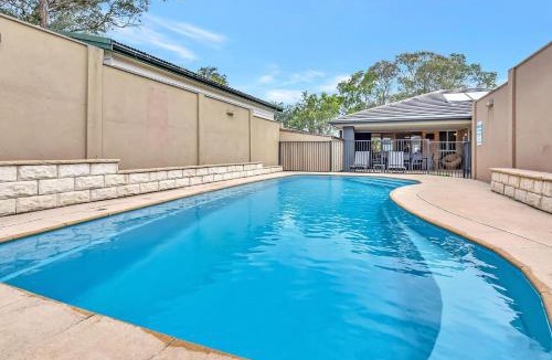 Lake Munmorah House | ChrisTony 5 Bdrm Waterfrnt Cottage
