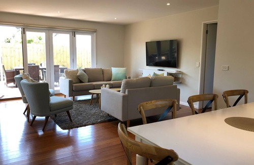 Barwon Heads House | Classic central Beach House, walking distance to everything
