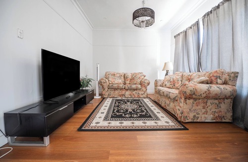 Corio House | Classic decor, freshly painted 3 bedroom and two bathroom quiet home