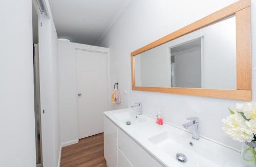 Corio Apartment | Classic decor, freshly painted 3 bedroom and 2 bathroom quiet home