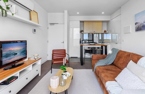 Northcote Apartment | Classy 1-Bed Unit on High Street with City Views