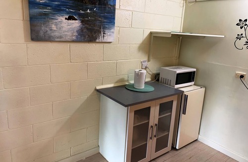 Strathmerton Hostel | Clean and Cozy Rooms with Private Bath Near Murray