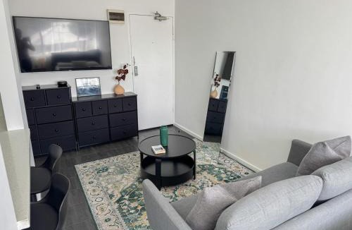 St. Kilda East Apartment | Clean Bright Studio Apartment - Walkable Location
