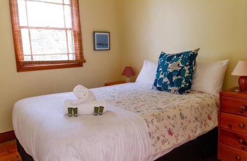 Noraville House | Cliff Cottage - Noraville