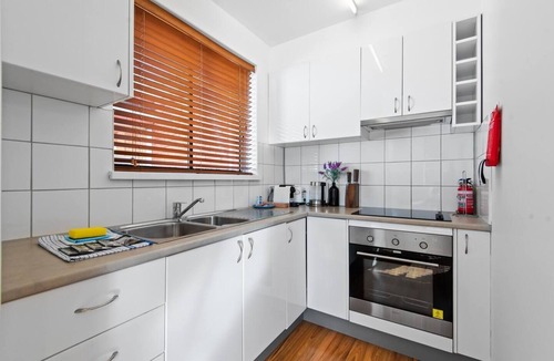 Saint Kilda South Apartment | Close to Everything, Entire St Kilda Apartment Queen Bed