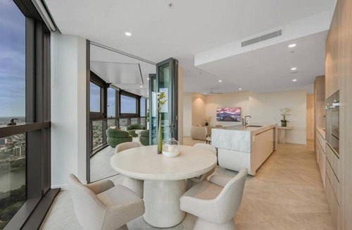Brisbane Central Business District Apartment | Cloud Nine Stay | Designer Views on Level 61
