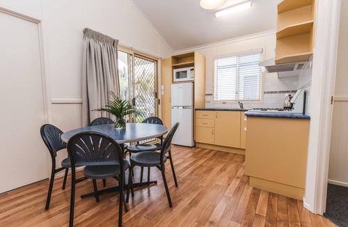 Batehaven Hotel | Clyde View Holiday Park