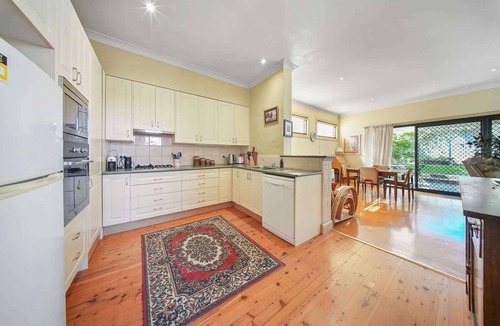 Orange East House | Coachman's Cottage - Cosy Charm, Pets Welcome