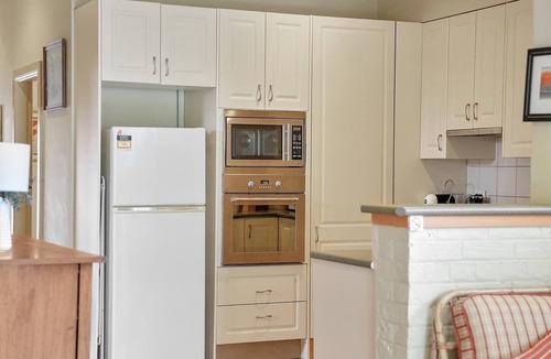 Orange East House | Coachman's Cottage - Cosy Charm, Pets Welcome