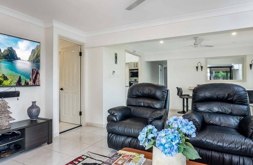 Wynnum House | Coastal Calm at Plumeria Place