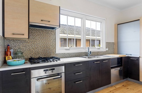 Rosebud House | Coastal Cottage close to Bay and Shops