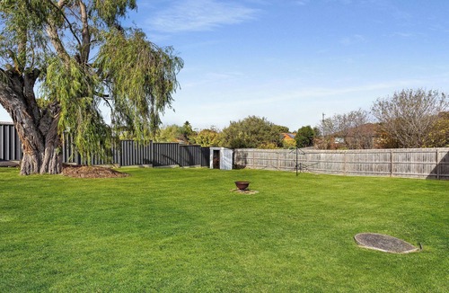 Rosebud House | Coastal Cottage close to Bay and Shops