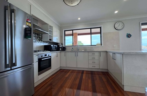 Batehaven House | Coastal Family Home Close to Beach