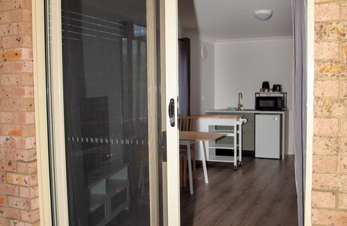 Dalmeny Apartment | Coastal Hideaway, is less than a 7min stroll from 2 beautiful beaches.
