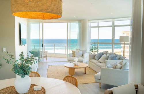 Coolangatta Apartment | Coastal Luxe Penthouse with rooftop pool