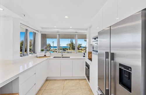 Broadbeach Apartment | Coastal Retreat with Stunning Views & Prime Location