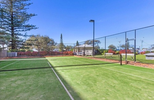 Broadbeach Apartment | Coastal Retreat with Stunning Views & Prime Location