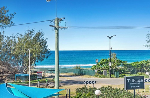 Broadbeach Apartment | Coastal Retreat with Stunning Views & Prime Location