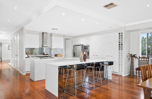 Upper Coomera House | Coaster by Khove