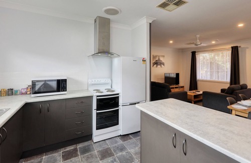Young Hotel | Colonial Motel and Serviced Apartments