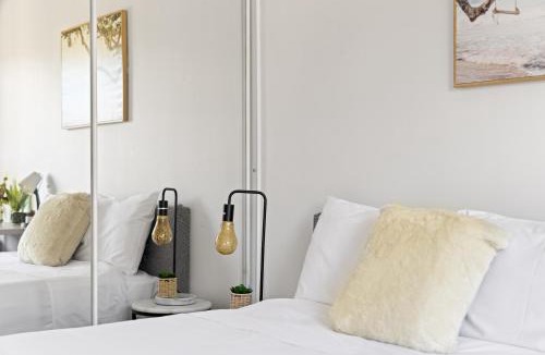 Liverpool House | Comfort & Calm - Double Room on a Quiet Crescent in Liverpool - Shared Bathroom