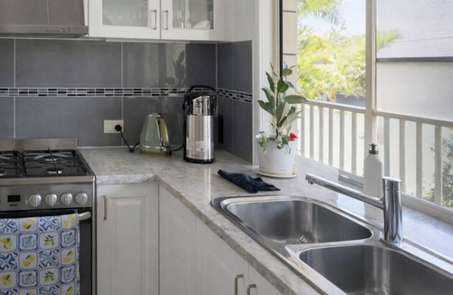 Munruben House | Comfortable 2-Bedroom Unit with A/C, Kitchen, and Large-Screen TV — Plus Parking
