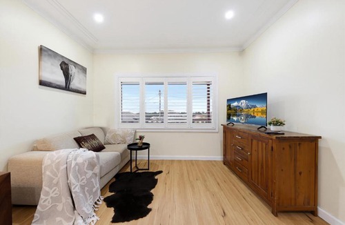 Holroyd House | comfortable 3BR Near Parramatta Parking AC