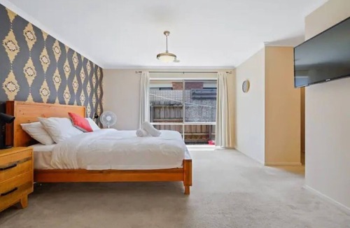 Tarneit House | Comfortable and Cozy Tarneit Large Family Home w/ BBQ
