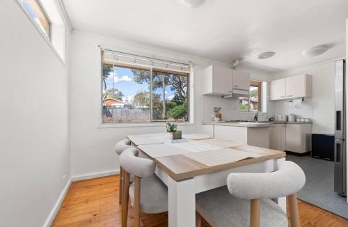 Page House | Comfortable Home for 6 - Canberra Inner North