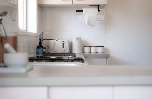Page House | Comfortable Home for 6 | Long & Short Stays