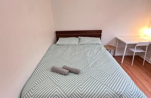 Broadmeadows House | Comfortable Queen Room in Spacious Broadmeadows Home - CR5