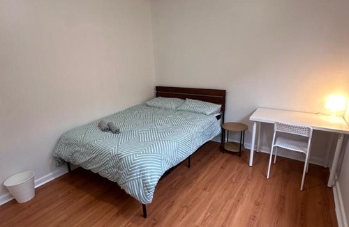 Broadmeadows House | Comfortable Queen Room in Spacious Broadmeadows Home - CR5