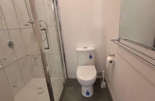 Broadmeadows House | Comfortable Queen Room in Spacious Broadmeadows Home - CR5
