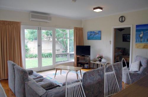 Victor Harbor House | Comfortable Unit Close to the Beach