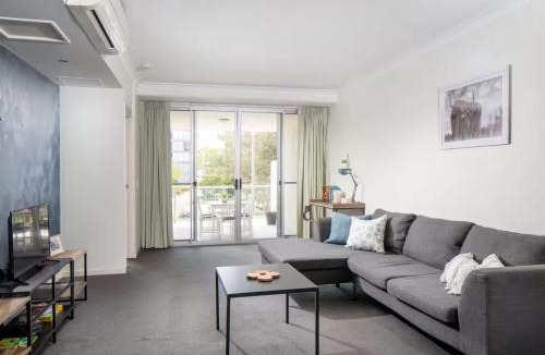 Indooroopilly Apartment | Comfy 2BD Parkside Home Close to UQ & Mall
