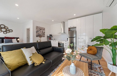 Carnegie Apartment | Comfy Studio with Shared Backyard near Racecourse