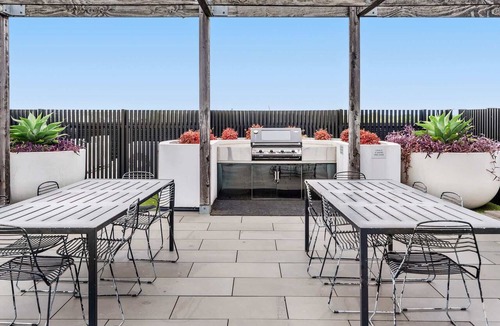 Saint Kilda South Apartment | Contemporary 1-Bed in the Heart of St Kilda