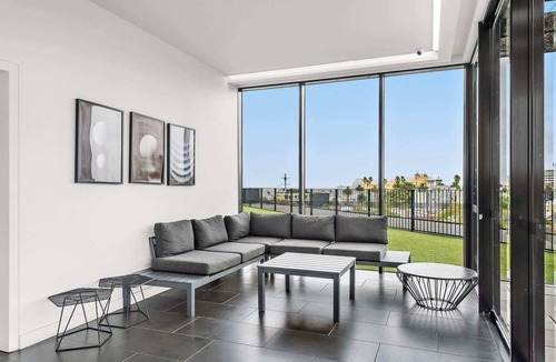 Saint Kilda South Apartment | Contemporary 1-Bed in the Heart of St Kilda