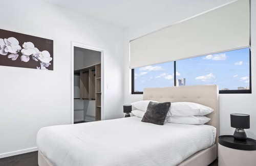 Windsor Apartment | Contemporary 3-Bed Apartment with Private Balcony