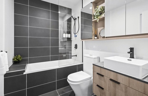 Windsor Apartment | Contemporary 3-Bed Apartment with Private Balcony