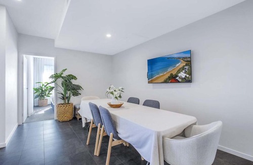 Kangaroo Point Apartment | Contemporary Apt, Premium Local, WiFi, Wine, Cafes by Custom Bnb Hosting