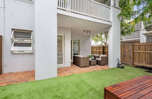 Hawthorne Apartment | Contemporary Comfy ~ 2Bed/2Bath/1Car ~ Hawthorne