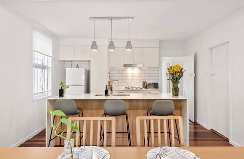 Windsor House | Contemporary Cute! 2Bed/1Bath/1Car~House~10min CBD