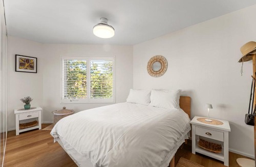 Cronulla Apartment | Convenience Meets Coastal Living with Parking