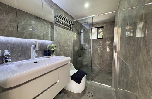 Daisy Hill Apartment | Coral 1bd studio@Daisy hills-Minutes to M1 highway