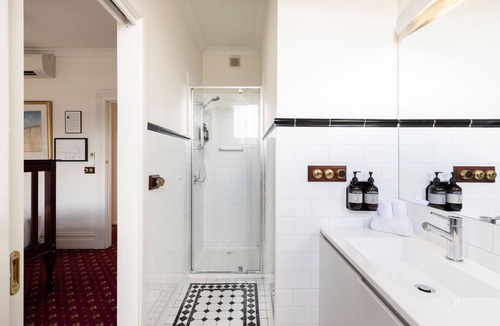 Alexandra Hotel | Corner Hotel Alexandra