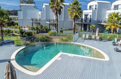 Batehaven Apartment | Corrigans Poolside Apartment Batehaven