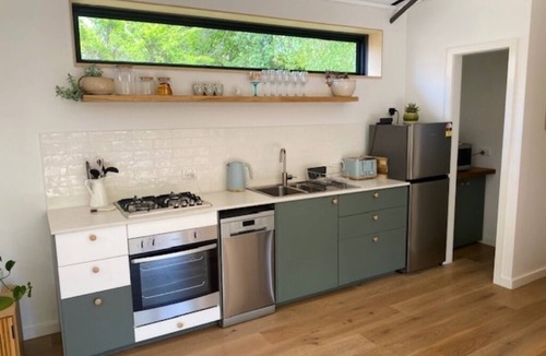 Trentham Apartment | Cosmo Studio - Cosy, modern and close to it all