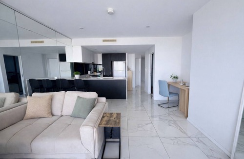Biggera Waters Apartment | Cosy 3BR Apt in Harbourside with Parking - Canal view and Waterfront